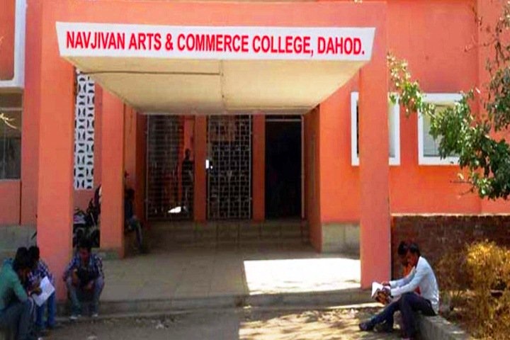 https://cache.careers360.mobi/media/colleges/social-media/media-gallery/16103/2018/10/24/Campus View of Navjivan Arts and Commerce College Dahod_Campus-View.jpg